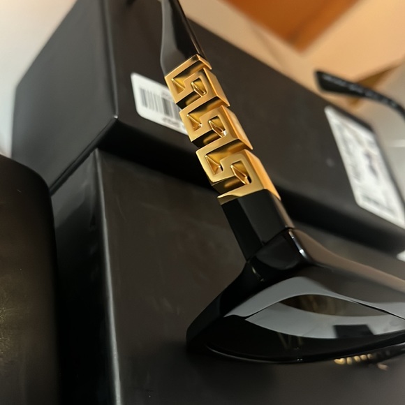 🦁Versace sunglasses 🆕 💯 Authentic - Picture 7 of 10